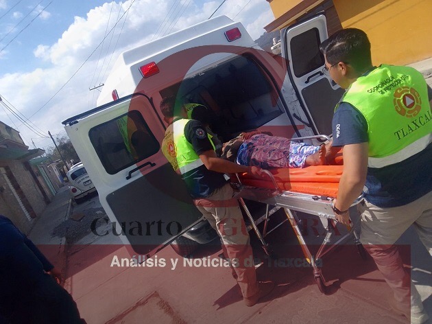Tras sufrir caída, adulta mayor esperó dos horas para que arribara una ambulancia, en Panotla